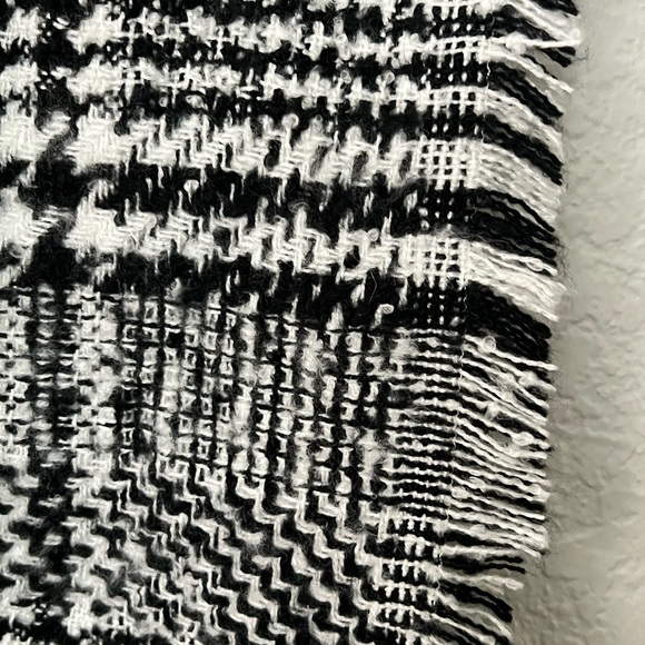 Express Black and White knit Scarf plush soft - Picture 4 of 4